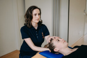 Alina Hubmann therapiert Patientin